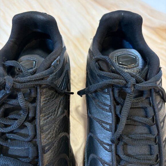 Women's Nike Air Max Plus TN Tuned Triple Black DM2362-002 sz 6.5 - Picture 2 of 8
